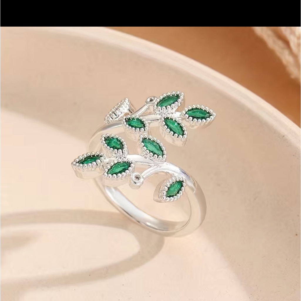 New Emerald Leaf Pattern Wrap Ring